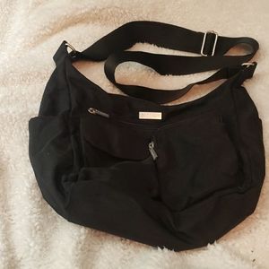 BAGGALLINI BLACK CROSS BODY LIGHTWEIGHT BAG WITH FRONT POCKETS & ROOMY INTERIOR.